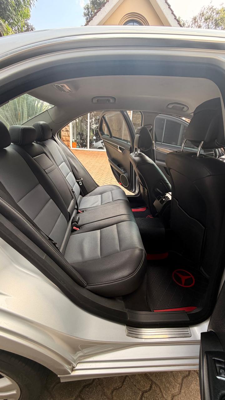 2010 Mercedes Benz C200 CGI - image 6
