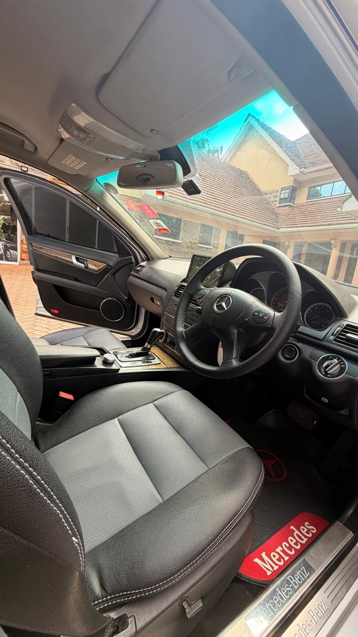 2010 Mercedes Benz C200 CGI - image 8