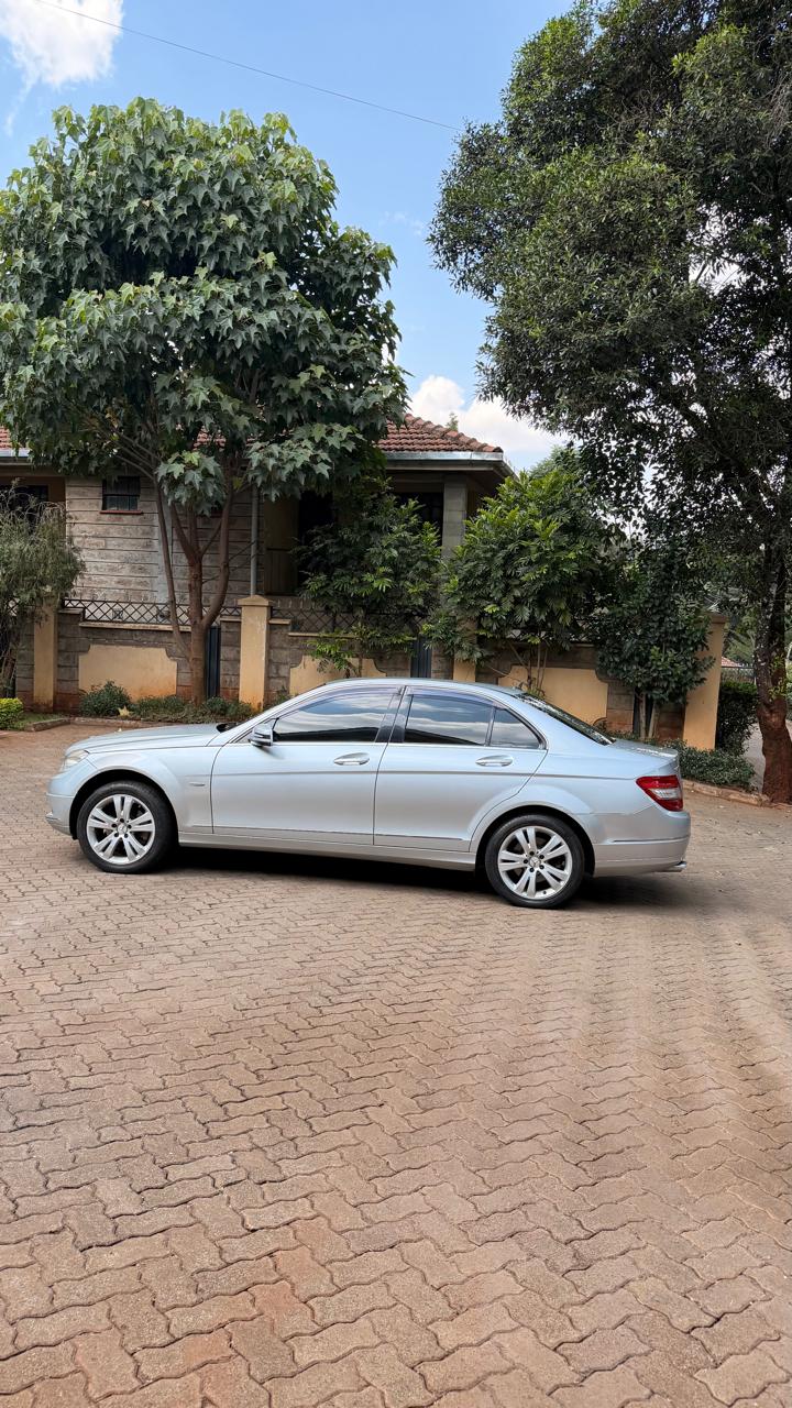 2010 Mercedes Benz C200 CGI - image 3